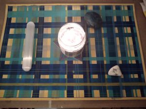 Rituel avec un triangle de pierres pour l'ancrage