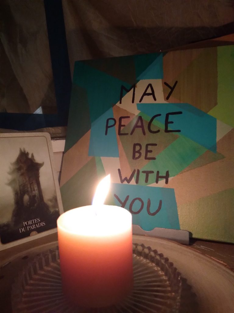 Bougie avec carte des Portes du paradis et peinture "May peace be with you"
